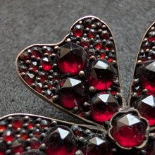 Lade das Bild in den Galerie-Viewer, Antike Glück Brosche Kleeblatt vierblättrig Granat Tombak alt antik c. 1900 S