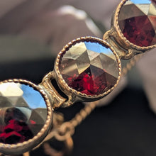 Lade das Bild in den Galerie-Viewer, Granat Armband Tombak vierblättriges Kleeblatt Glück alt antik c. 1900 S