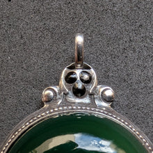 Lade das Bild in den Galerie-Viewer, Jugendstil Anhänger 935 Silber grüner Achat Emaille HR alt antik c. 1910 S