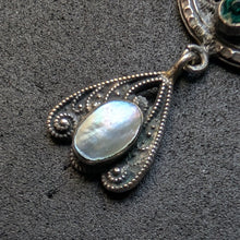 Lade das Bild in den Galerie-Viewer, Neorenaissance Anhänger versilbert Perlmutt dreiteilig alt antik c. 1880 S