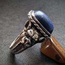 Lade das Bild in den Galerie-Viewer, Neorenaissance Ring Silber Hunde Kopf Mythologie Lapislazuli antik 1900 RG 66 S