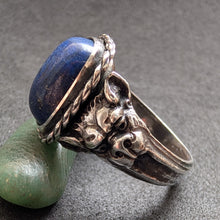 Lade das Bild in den Galerie-Viewer, Neorenaissance Ring Silber Hunde Kopf Mythologie Lapislazuli antik 1900 RG 66 S