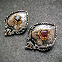 Lade das Bild in den Galerie-Viewer, Vintage Granat Ohrringe Ohrclips Krone Herz Silber teilvergoldet Tracht alt S