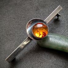 Lade das Bild in den Galerie-Viewer, Vintage Brosche NE From Denmark 925 Silber Bernstein Silberschmiedearbeit alt S