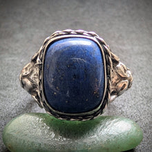Lade das Bild in den Galerie-Viewer, Neorenaissance Ring Silber Hunde Kopf Mythologie Lapislazuli antik 1900 RG 66 S