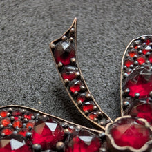 Lade das Bild in den Galerie-Viewer, Antike Glück Brosche Kleeblatt vierblättrig Granat Tombak alt antik c. 1900 S