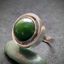 Load image into Gallery viewer, Vintage Ring 835 Silber Nephrit Jade Midcentury alt RG 55/56