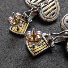 Lade das Bild in den Galerie-Viewer, Vintage Tracht Herz Ohrringe 835 Silber vergoldet Granat Silberschmiedearbeit S