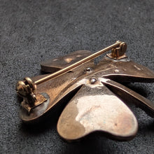 Lade das Bild in den Galerie-Viewer, Antike Glück Brosche Kleeblatt vierblättrig Granat Tombak alt antik c. 1900 S