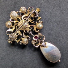 Lade das Bild in den Galerie-Viewer, Neorenaissance Silber Brosche Rubin Perle Perlmutt floral alt antik c. 1870 S