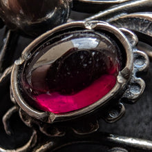 Lade das Bild in den Galerie-Viewer, Vintage Anhänger Brosche 835 Silber Granat Tracht Silberschmiedearbeit alt S