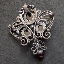 Lade das Bild in den Galerie-Viewer, Vintage Anhänger Brosche 835 Silber Granat Tracht Silberschmiedearbeit alt S