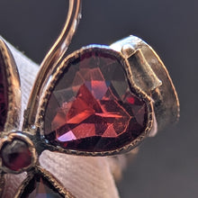Lade das Bild in den Galerie-Viewer, Granat Armband Tombak vierblättriges Kleeblatt Glück alt antik c. 1900 S