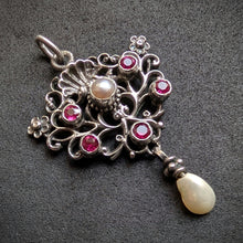 Load image into Gallery viewer, Antiker Neorenaissance Silber Anhänger Rubin Perle floral alt c. 1860 S
