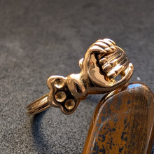 Load image into Gallery viewer, Claddagh Ring 18k 750 Gold beweglich Herz Liebe Freundschaft alt c 1920 RG 49/50