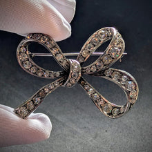 Lade das Bild in den Galerie-Viewer, Jugendstil Brosche 835 Silber Schleife Paste Silberschmiedearbeit alt c. 1920 S