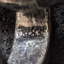 Lade das Bild in den Galerie-Viewer, Vintage Tracht Herz Ohrringe 835 Silber vergoldet Granat Silberschmiedearbeit S