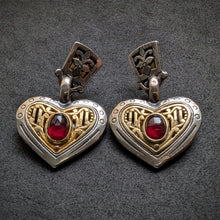 Lade das Bild in den Galerie-Viewer, Vintage Tracht Herz Ohrringe 835 Silber vergoldet Granat Silberschmiedearbeit S