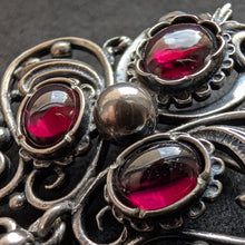 Lade das Bild in den Galerie-Viewer, Vintage Anhänger Brosche 835 Silber Granat Tracht Silberschmiedearbeit alt S