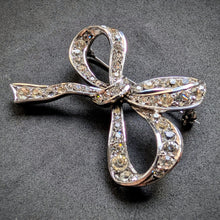 Lade das Bild in den Galerie-Viewer, Jugendstil Brosche 835 Silber Schleife Paste Silberschmiedearbeit alt c. 1920 S