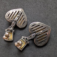 Lade das Bild in den Galerie-Viewer, Vintage Tracht Herz Ohrringe 835 Silber vergoldet Granat Silberschmiedearbeit S