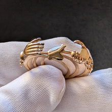 Load image into Gallery viewer, Claddagh Ring 18k 750 Gold beweglich Herz Liebe Freundschaft alt c 1920 RG 49/50