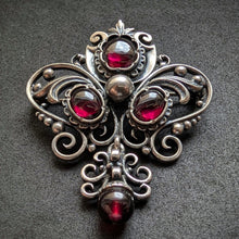 Lade das Bild in den Galerie-Viewer, Vintage Anhänger Brosche 835 Silber Granat Tracht Silberschmiedearbeit alt S