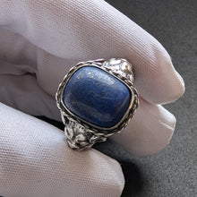 Lade das Bild in den Galerie-Viewer, Neorenaissance Ring Silber Hunde Kopf Mythologie Lapislazuli antik 1900 RG 66 S
