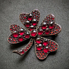 Lade das Bild in den Galerie-Viewer, Antike Glück Brosche Kleeblatt vierblättrig Granat Tombak alt antik c. 1900 S