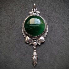 Lade das Bild in den Galerie-Viewer, Jugendstil Anhänger 935 Silber grüner Achat Emaille HR alt antik c. 1910 S
