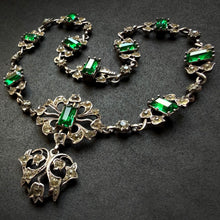 Load image into Gallery viewer, Victorian Silber Collier Paste grün weiß Normandie Frankreich alt antik c. 1880 S
