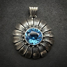 Load image into Gallery viewer, Jugendstil Anhänger 900 Silber Spinell blau Blume alt antik c. 1920
