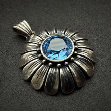 Load image into Gallery viewer, Jugendstil Anhänger 900 Silber Spinell blau Blume alt antik c. 1920
