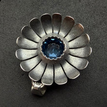 Load image into Gallery viewer, Jugendstil Anhänger 900 Silber Spinell blau Blume alt antik c. 1920
