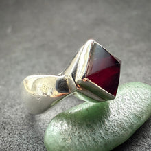 Load image into Gallery viewer, Vintage Tracht Ring Sterling Silber 925 facettierter Granat rot RG 55
