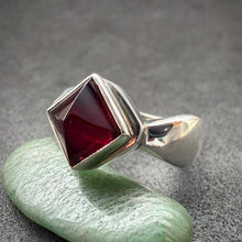 Load image into Gallery viewer, Vintage Tracht Ring Sterling Silber 925 facettierter Granat rot RG 55

