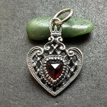 Load image into Gallery viewer, Vintage Herz Anhänger Granat 835 Silber Liebe Tracht
