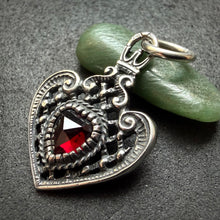 Load image into Gallery viewer, Vintage Herz Anhänger Granat 835 Silber Liebe Tracht
