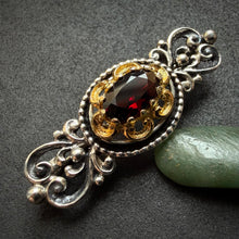 Lade das Bild in den Galerie-Viewer, Vintage Brosche 835 Silber Granat rot Tracht Silberschmiedearbeit alt
