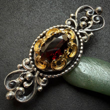 Lade das Bild in den Galerie-Viewer, Vintage Brosche 835 Silber Granat rot Tracht Silberschmiedearbeit alt
