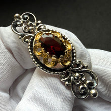 Lade das Bild in den Galerie-Viewer, Vintage Brosche 835 Silber Granat rot Tracht Silberschmiedearbeit alt
