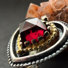 Load image into Gallery viewer, Vintage Granat Herz Ohrringe Ohrclips Sterling Silber 925 vergoldet Tracht Liebe
