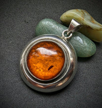 Lade das Bild in den Galerie-Viewer, Vintage Designer Anhänger Niels Erik From NE From Danmark 925 Sterling Silber Bernstein
