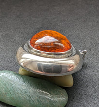Lade das Bild in den Galerie-Viewer, Vintage Designer Anhänger Niels Erik From NE From Danmark 925 Sterling Silber Bernstein
