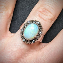 Lade das Bild in den Galerie-Viewer, Art Deco Jugendstil Ring Silber 900 Opal Perle französische Lilie am Finger
