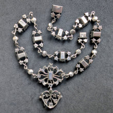 Load image into Gallery viewer, Victorian Silber Collier Paste grün weiß Normandie Frankreich alt antik c. 1880
