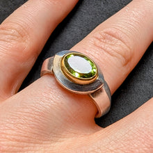 Lade das Bild in den Galerie-Viewer, Moderner Designer Ring Silber 750 Gold Peridot Silberschmiedearbeit RG 55/56 S
