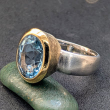 Load image into Gallery viewer, Designer Ring Aquamarin blau 925 Silber Goldfassung modern RG 58 S

