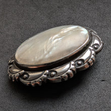 Lade das Bild in den Galerie-Viewer, Jugendstil Brosche 900 Silber RBH Rasmus Björn Halvordersen Perlmutt alt antik c. 1920
