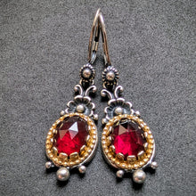 Lade das Bild in den Galerie-Viewer, Vintage Tracht Ohrringe 835 Silber teilvergoldet Granat alt S
